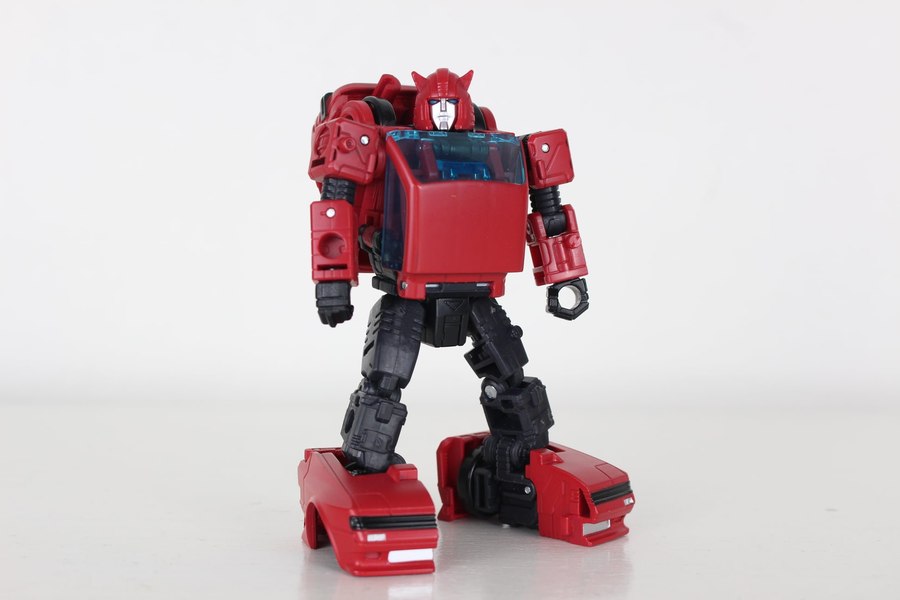 Earthrise Cliffjumper In Hand Photos And More Size Comparisons 01 (1 of 12)